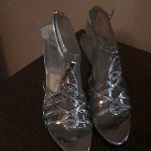 Pewter Tahari 3 inch heels